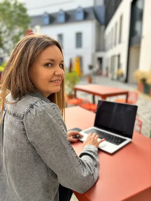 Sophie Goupil-Jesse, consultante marketing digital, en train de travailler avec son Mac