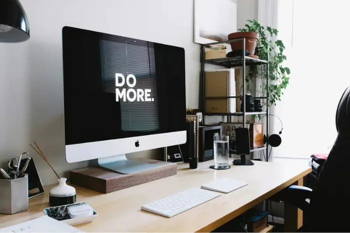 Bureau de travail lumineux avec un ordinateur pour mettre en place des fondations digitales pour des actions marketing efficaces